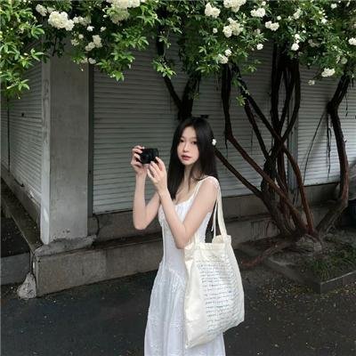 她的微笑像颗糖